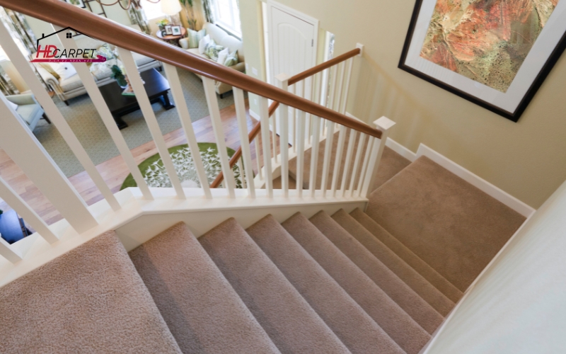 Lót thảm khu vực cầu thang giúp tăng tính thẩm mỹ cho ngôi nhà